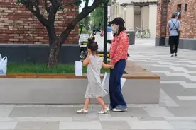 杜江二胎女儿疑曝光，身高快赶上霍思燕肩膀，曾屡次被拍从未公开图片