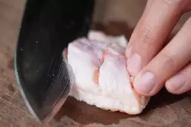 如何制作脱骨的可乐鸡翅？上桌孩子抢着吃图片