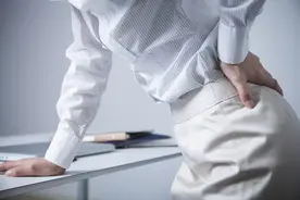 医生劝告：5个动作是在给腰椎间盘“上刑”，现在意识到还不晚图片