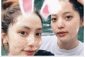 邓紫棋不穿泳衣就下去游泳还和欧阳娜娜拍了一张湿头发的照片图片