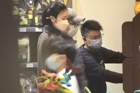 霍启仁携女友购家私买猫粮，筑爱巢同居试婚，新欢不输大嫂郭晶晶图片
