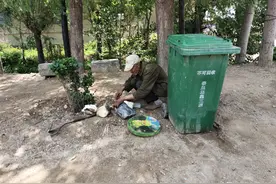 路遇老人翻垃圾桶，热心小伙为他送去食物，“加入公益组织让我更愿意帮助别人”图片