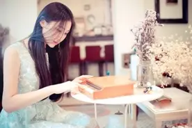 偷偷爱你的女人，会有4种表现，藏都藏不住图片