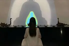搔首弄姿假佛媛，穿着吊带裙穿着高开叉旗袍出入寺庙，目的为卖货图片
