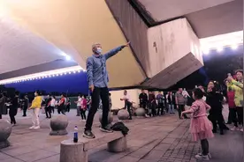 沈阳这位广场舞大叔，可是一枚实力网红图片