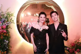 52岁许晴皮肤白皙似少女，与杨洋同框分外养眼，两人关系引发热议图片
