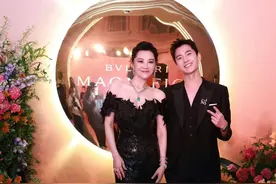 52岁许晴皮肤白皙似少女，与杨洋同框分外养眼，两人关系引发热议图片