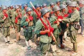 1985年，邢志强率全班坚守老山117天无一阵亡，军长亲自向他敬酒图片