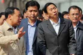曾被人称作“耿疯子”，后被称为“耿菩萨”，离任时上千市民挽留图片