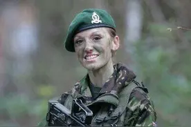 战斗芭比！英女兵伊拉克服役成选美皇后，10多年后决心重返T台图片