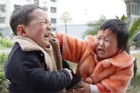​孩子幼儿园冲突，家长扇倒对方孩子，老师：家长不介入事没多大图片
