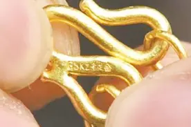 黄金项链的W扣为什么这么容易折断？喜欢戴项链的来看看正确戴法视频封面