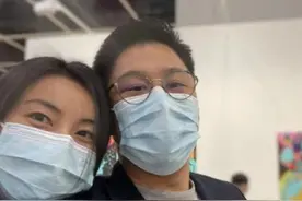 郭晶晶霍启刚看展秀恩爱！挽手靠肩姿势亲密，肚子凸起被疑怀四胎图片