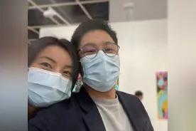 郭晶晶霍启刚看展秀恩爱！挽手靠肩姿势亲密，肚子凸起被疑怀四胎图片