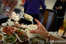 饭局上提前走还要和所有人一一道别的人是什么心理？图片