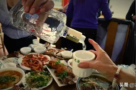 饭局上提前走还要和所有人一一道别的人是什么心理？图片