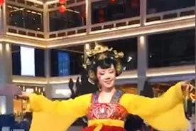 90后“不倒翁”女孩走红，为了和她牵手，游客挤断3根隔离带视频封面