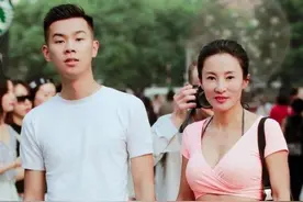 冻龄丈母娘跟女婿走在一起，更像一对情侣，女儿尴尬了图片