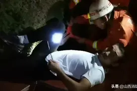 贪玩大叔被卡铁环 多亏有了蓝朋友相助！图片