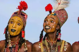 非洲另类的部落文明，女人负责养活全家，男人保持美丽化妆选美图片