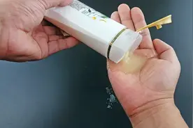 原来洗头有个小窍门，多加一步，头发一周不洗也不油不痒，实用