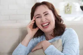女性到了中年也要坚持穿内衣，为了乳房健康，也有其他好处图片