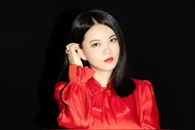 44岁李湘气质不减，穿红色长裙保守不失优雅，一抹红唇尽显妩媚图片