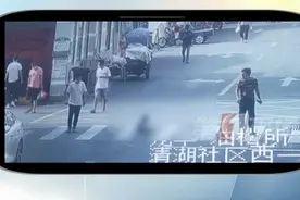 监控拍下揪心一幕！幼童斑马线上遭遇意外，父母正在另一头做生意图片
