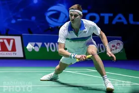 专家把脉羽毛球技术：接杀球时，哪只脚在前？图片