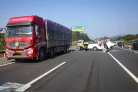 大货车让速不让道，不踩刹车碾压违规小轿车有人说是故意的？图片