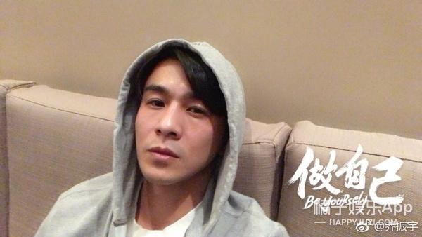 还记得《雪花女神龙》里的欧阳明日吗？他现在长这样