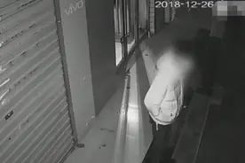 2男子又撬又砸 费九牛二虎之力打开手机店门，偷了9部假手机图片