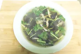 酸汤花胶，满满的胶原蛋白搭配原生态的紫菜，喝起来口感鲜上加鲜