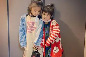贾静雯带娃外出过周末，波妞熊抱羊驼超大胆，门牙脱落笑容很喜感图片