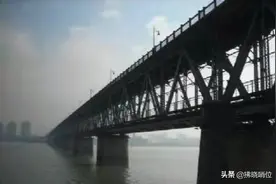 185团飞夺钱塘江大桥图片