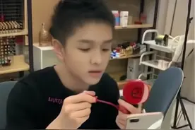 “口红一哥”李佳琦与小助理付鹏“拆伙”背后的真相图片