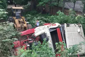 收割机翻下深沟司机身负重伤，河南郑州村民齐心处理事故现场，伤者妻子：“他们让我放心走”图片