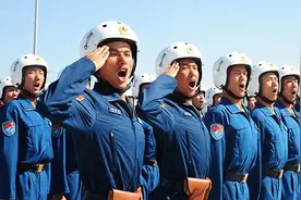 鹰击长空，逐梦千里，致敬人民空军！图片