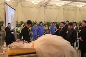 殡仪馆的特殊婚礼“说好不哭，杨柳，我没忍住……”图片