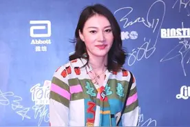 谢杏芳衣品真高，印花衬衫配西装裤飒爽干练，178cm身材不输超模图片
