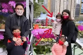 霍启刚罕见晒出小女儿正面照，霍中妍依偎在母亲郭晶晶怀里很抢镜图片