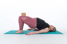 腿筋僵硬，显得腿短？6种瑜伽拉伸姿势，随时可以练习图片