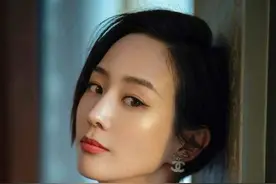 过年谁不穿点红色？瞧张钧甯的红裙穿搭，跟着女神穿准没错图片