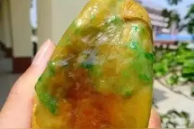 800块买翡翠原石废料，居然给了个捡漏，还倒赚好几万！图片