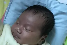 俩中国夫妻生出“非洲宝宝”，宝妈怀疑抱错了，医生：亲生的没错图片
