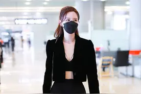 张萌现身机场，短款西装配抹胸诱惑爆棚图片