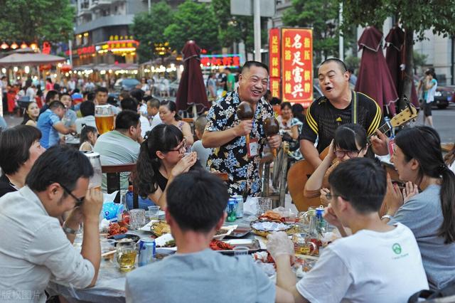 中年男人开正宗烧烤店,利用“一次抽奖”,月赚16万,这策略绝了