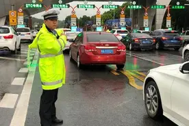 冷冷的冰雨打在车窗上，雨天驾驶请注意！图片