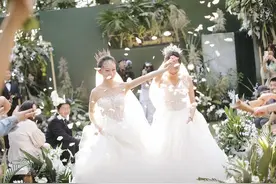 爱就是爱！杨丽萍继承人水月，与同性爱人举行婚礼，父亲拥抱祝福图片