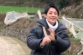 48岁宁静回农村，扛锄头干农活接地气，鞋子一尘不染被疑作秀？图片